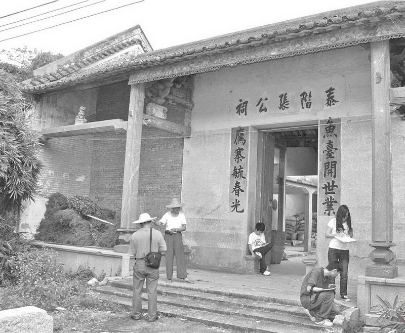 古色古香的泰階張公祠,掩映在一片綠竹叢中。清新區(qū)文物工作者正在進(jìn)行田野調(diào)查。