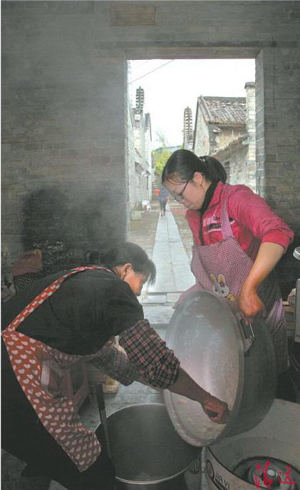 后勤人員緊張地準(zhǔn)備午飯。