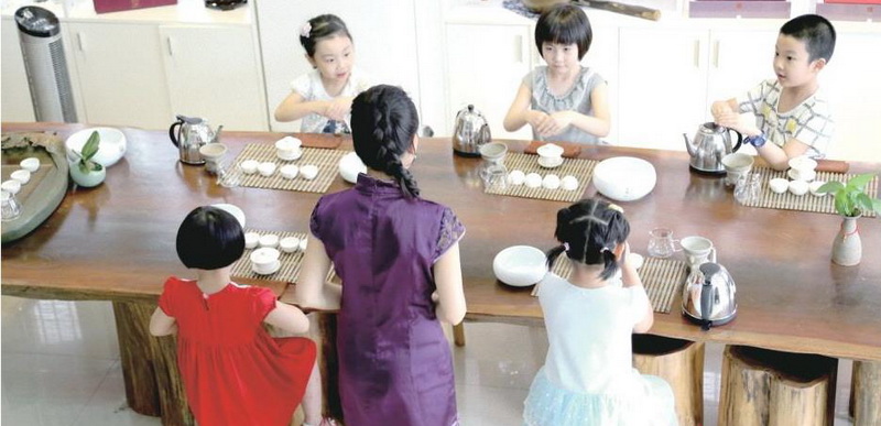 小朋友們認(rèn)真地向老師展示所學(xué)的茶藝基本手勢。
