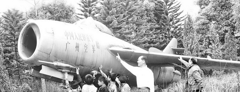 蟄伏于思源園里的一架退役戰(zhàn)機。