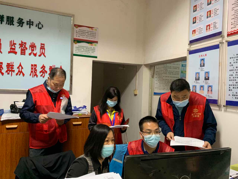 2022年4月17日，清遠(yuǎn)市水利局下沉干部在清城區(qū)龍?zhí)伶?zhèn)金沙村開(kāi)展疫情防控工單核查。.jpg