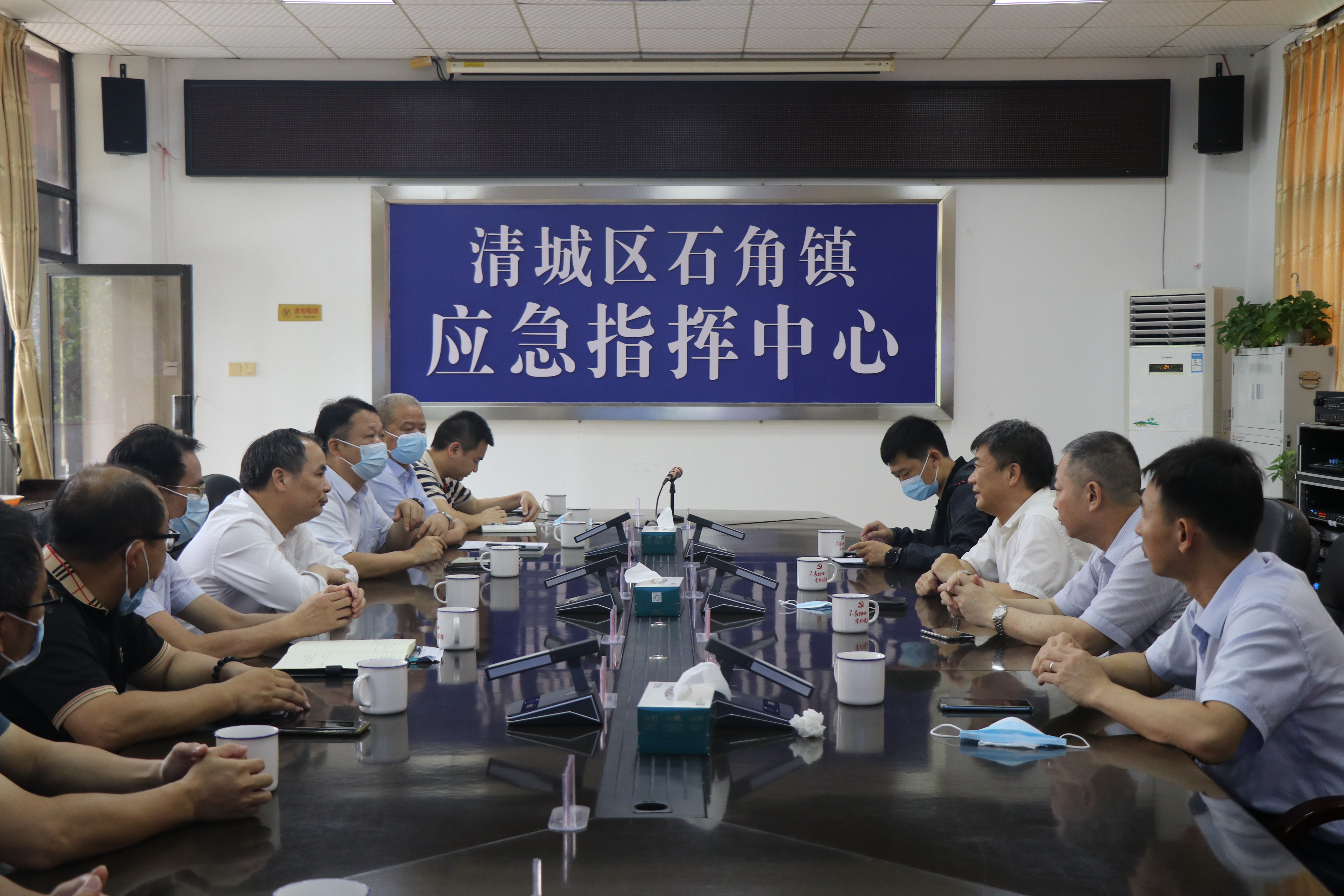 2022年6月8日，國(guó)家防辦工作組蒞臨清遠(yuǎn)開展近期強(qiáng)降雨防御指導(dǎo)工作，在清城區(qū)石角鎮(zhèn)應(yīng)急指揮中心召開座談會(huì)。圖為：座談會(huì)現(xiàn)場(chǎng)。拍攝者：鐘華穎。.JPG