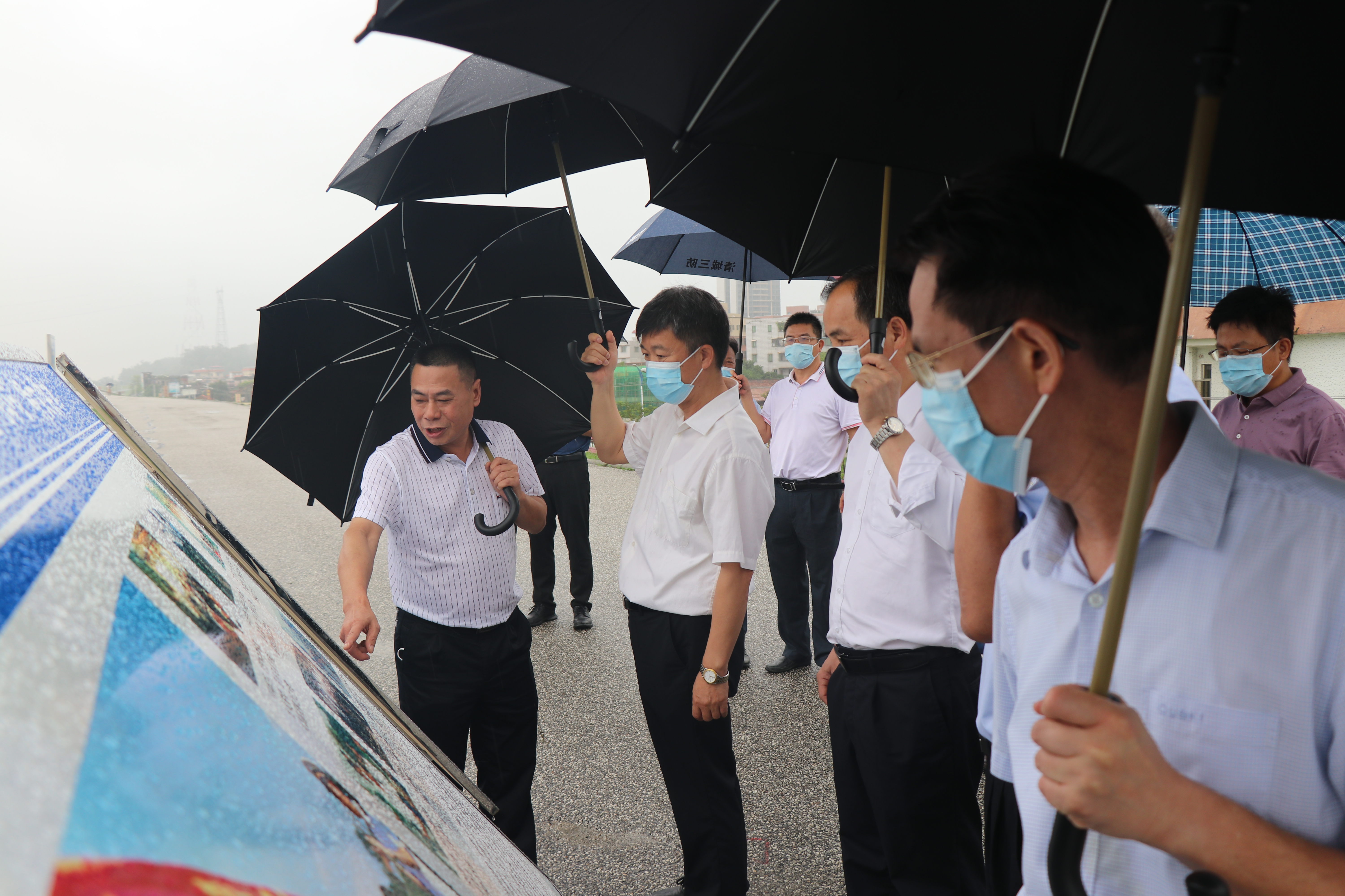 2022年6月8日，國(guó)家防辦工作組蒞臨清遠(yuǎn)開展近期強(qiáng)降雨防御指導(dǎo)工作。圖為：查看北江大堤戶外工程簡(jiǎn)介標(biāo)牌。拍攝者：鐘華穎。.JPG