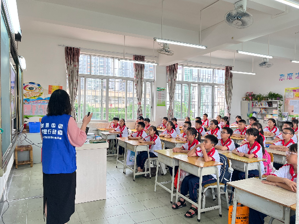 6月15日上午，連州分局工作人員到燕喜小學小學進行低碳日宣講活動 (2).jpg