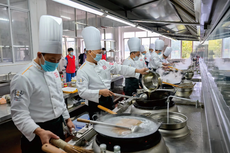 圖片三  近年來，清遠(yuǎn)市高質(zhì)量推進(jìn)“三項(xiàng)工程”，強(qiáng)化培訓(xùn)夯實(shí)基礎(chǔ)，讓更多勞動者掌握了一技之長。（資料圖）.jpg
